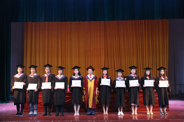 beat365官方网站副校长张登玉为毕业生授予学位 (2).JPG