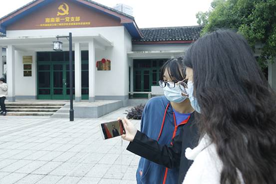 青年团员正在观看直播 (5)