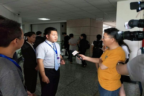 beat365官网一等奖获得者吴永洪在比赛现场接受采访.jpg beat365官网一等奖获得者吴永洪在比赛现场接受采访.jpg