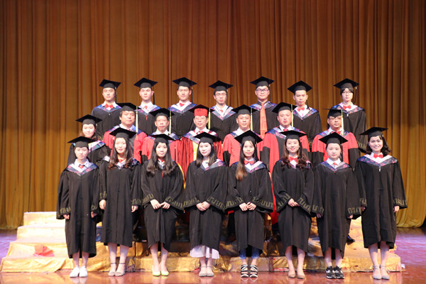 领导与优秀毕业生合影留念 (2).JPG