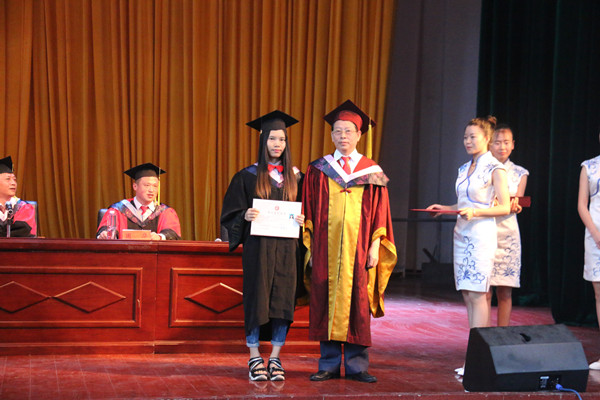 beat365官方网站副校长张登玉为毕业生授予学位.JPG